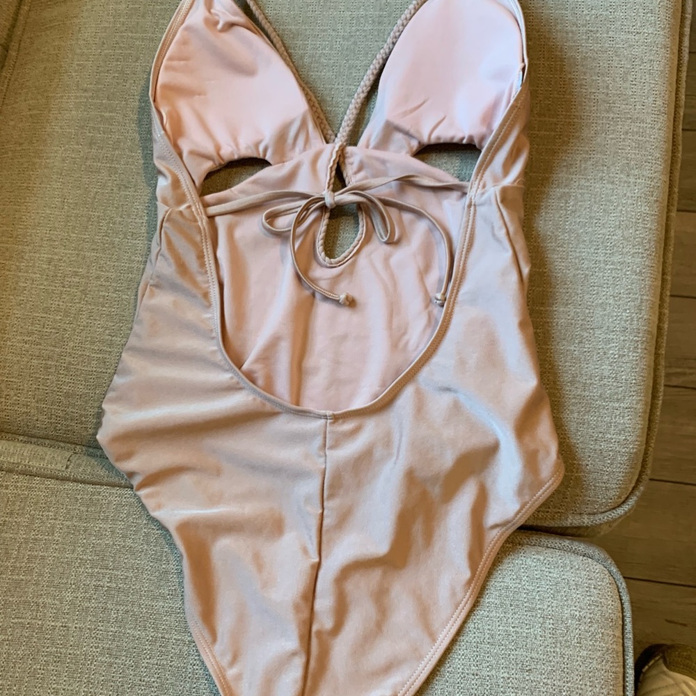 👙🤎🌴 - Picture 3 of 3